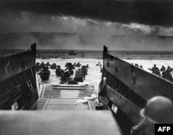 Fotografie din Arhivele Naționale, realizată la 6 iunie 1944, arată trupele armatei americane care debarcă pe plaja Omaha, în nord-vestul Franței, în timpul invaziei din Ziua Z.