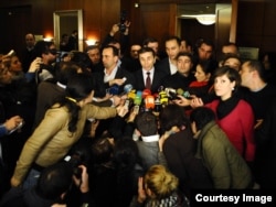 ბიძინა ივანიშვილი ჟურნალისტებთან და მის გვერდით მისი დაცვის ყოფილი წევრი ანზორ ჩუბინიძე