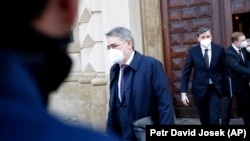 Российский посол в Чехии Александр Змеевский на выходе из здания МИД страны