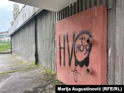 Grafiti na vratima atomskog skloništa u Novom Travniku, 17. oktobar 2024.