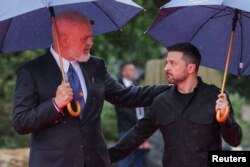 Володимир Зеленський (праворуч) з прем’єр-міністром Албанії Еді Рамою під час саміту Європейської політичної спільноти на площі Сканденберг в Тирані. 16 травня 2025 року