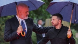 Gazda evenimentului, prim-ministrul Albaniei, Edi Rama, îl întâmpină pe președintele Ucrainei, Volodimir Zelenski, la summitul Comunității Politice Europene din Tirana, pe 16 mai 2025. 