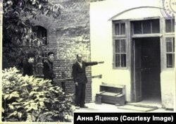 Олексій Яговенко під час слідства показує на двері до табірного бараку у Львові, де він був під час війни. 1970-і роки