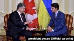 Президент України Петро Порошенко і прем’єр-міністр Канади Джастін Трюдо (праворуч). Торонто, 22 липня 2017 року​