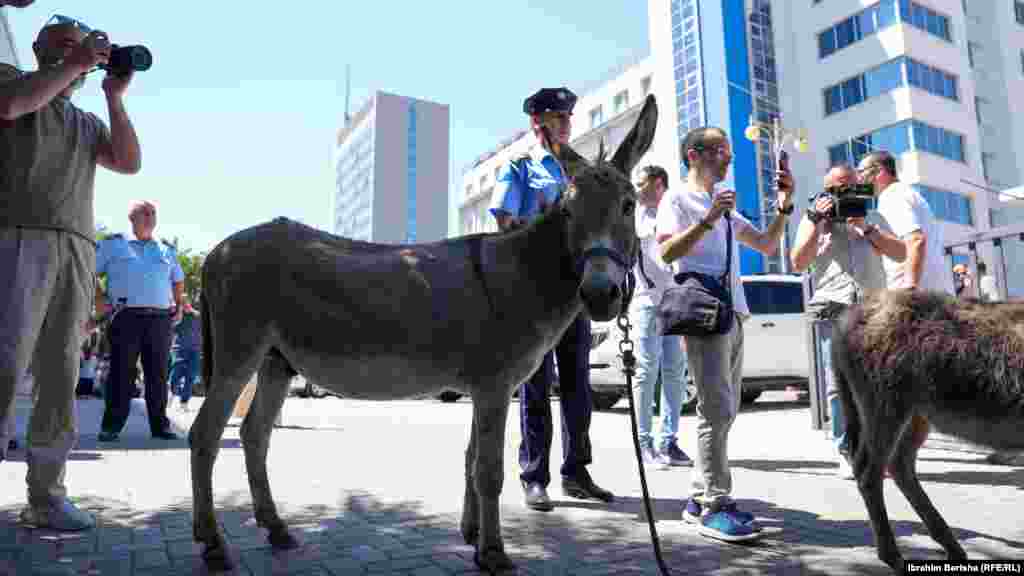 Protest ispred kosovskog parlamenta uoči 41. pokušaja formiranja parlamenta, 2. jul.