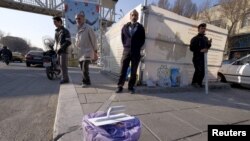 کارگرانی که در انتظار کار در کنار خیابان ایستاده‌اند
