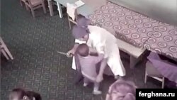 Воспитательница детского сада в Узбекистане, держа в правой руке нож, левой пытается снять с ребенка штаны, грозя нанести ему рану.