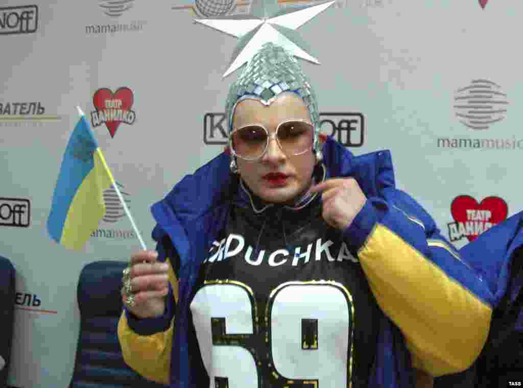 Ukraine -- Ukrainian cross-dresser Verka Serdyuchka (Andrei Danilko) steps out of his car prior to a press conference on his entry into the 2007 Eurovision Song Contest, 03May2007 - 3 травня 2007. Вєрка Сердючка, насправді Андрій Данилко, приїхав до Гельсінкі представляти Україну на черговому Євробаченні