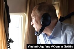 Владимир Путин с борта вертолета осматривает пострадавший Тулун. Июль 2019 года