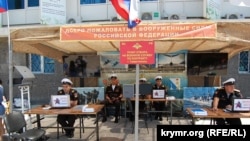 На День рыбака в Севастополе установили агитационную палатку для приема на службу по контракту в российскую армию, 9 июля 2017 года