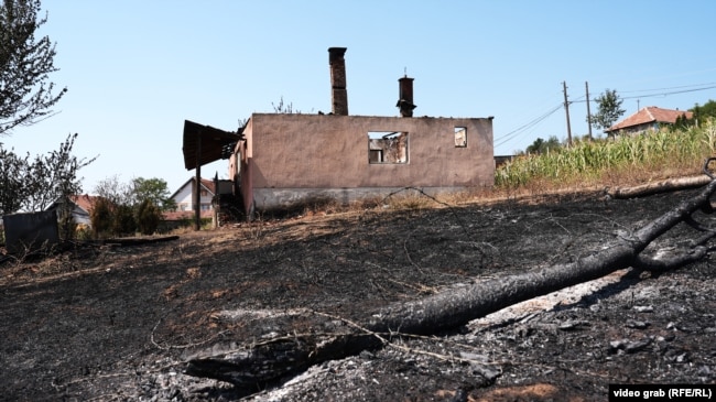 Një shtëpi e djegur nga zjarri, më 12 gusht, në fshatin Kçiq i Madh.