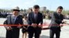 Церемония открытия парка «Ынтымак», 30 августа 2019 года. На фото экс-президент КР Сооронбай Жээнбеков (посередине) и экс-мэр Бишкека Азиз Суракматов (справа).