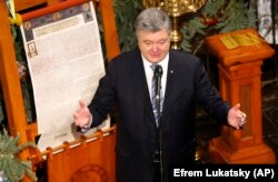 Петро Порошенко під час представлення томосу про автокефалію для Православної церкви України після Різдв’яної Літургії в Софійському соборі в Києві, 7 січня 2019 року