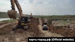 Строительство дамбы на реке Булганак в селе Бондаренково Ленинского района, август 2021