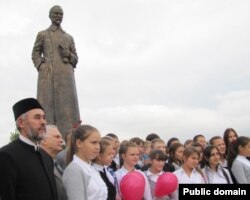 Дзержинскийга һәйкәл ачу тантанасы. Фатыйх хәзрәт сафта беренче