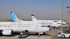 Самалёт Flydubai на лётнішчы сярод іншых самалётаў, архіўны здымак