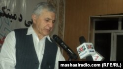 د افغانستان نامتو شاعر عبدالباري جهاني په غونډه کې شعر وايي