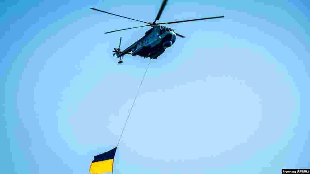 На торжественных мероприятиях, посвященных столетию украинского Черноморского флота в Одессе летали вертолеты