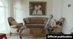 Айза Ахмадова в своем доме. На стене – портреты ее супруга и дочери Амины