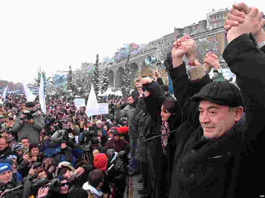 Леван Гачечиладзе приветствует сторонников на митинге оппозиции. Тбилиси 6 января 2008. (с) EPA