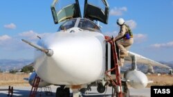 Пилот российского Су-24 в Сирии готовится к вылету на боевое задание. Возможно, 24 ноября был сбит именно этот самолет