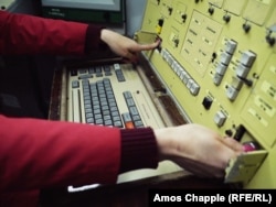 Гид показывает в диспетчерской ключ (справа) и кнопку, с помощью которых можно было бы нанести ядерный удар