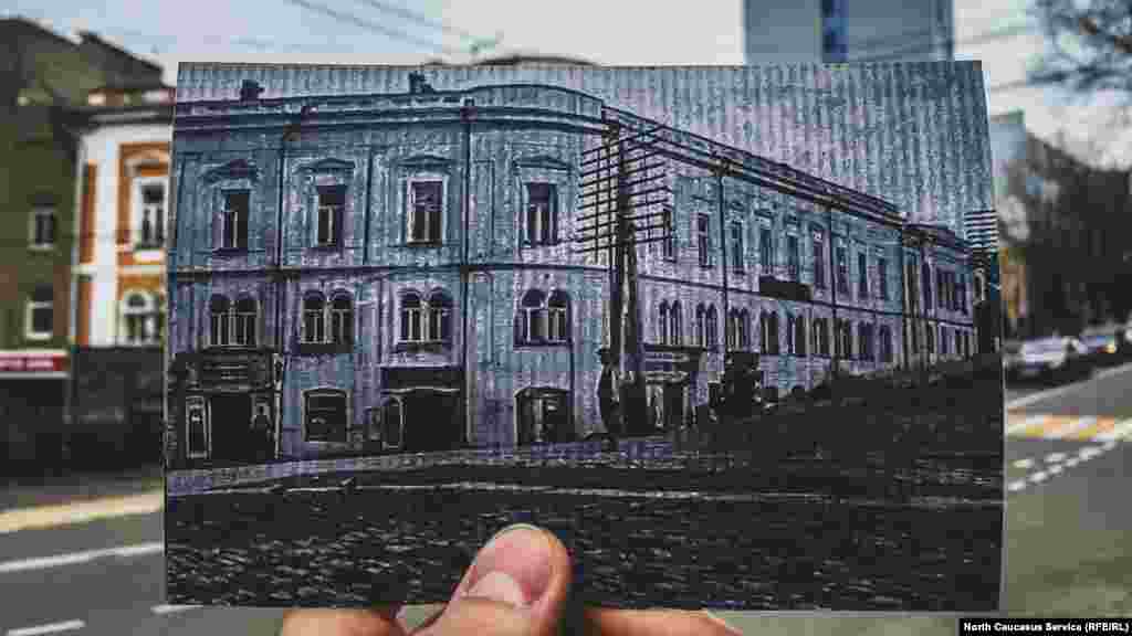 Бывший Николаевский проспект, он же Первая мещанская улица, он же Большая, он же Большая Тифлисская, Большая Черкасская. Тогда она едва походила на современный проспект Карла Маркса — изрытая ямами, с ручьём и заросшая камышом. Но к приезду Николая I её расчистили, вымостили, а после её продолжили приводить в надлежащий вид. Чтобы увековечить имя императора проспект назвали Николаевским. Первое строение на современном проспекте Карла Маркса — здание окружного суда. Изначально — дом купца Ганиловского 50-е года XIX века — дом пятигорского купца Васильева Апрель 1868 - Ставропольский окружной суд 70-е годы XIX века — магазины банкира Попова Начало XX века — ресторан Арутюнова «Арарат» Сегодня — кофейни и магазины 