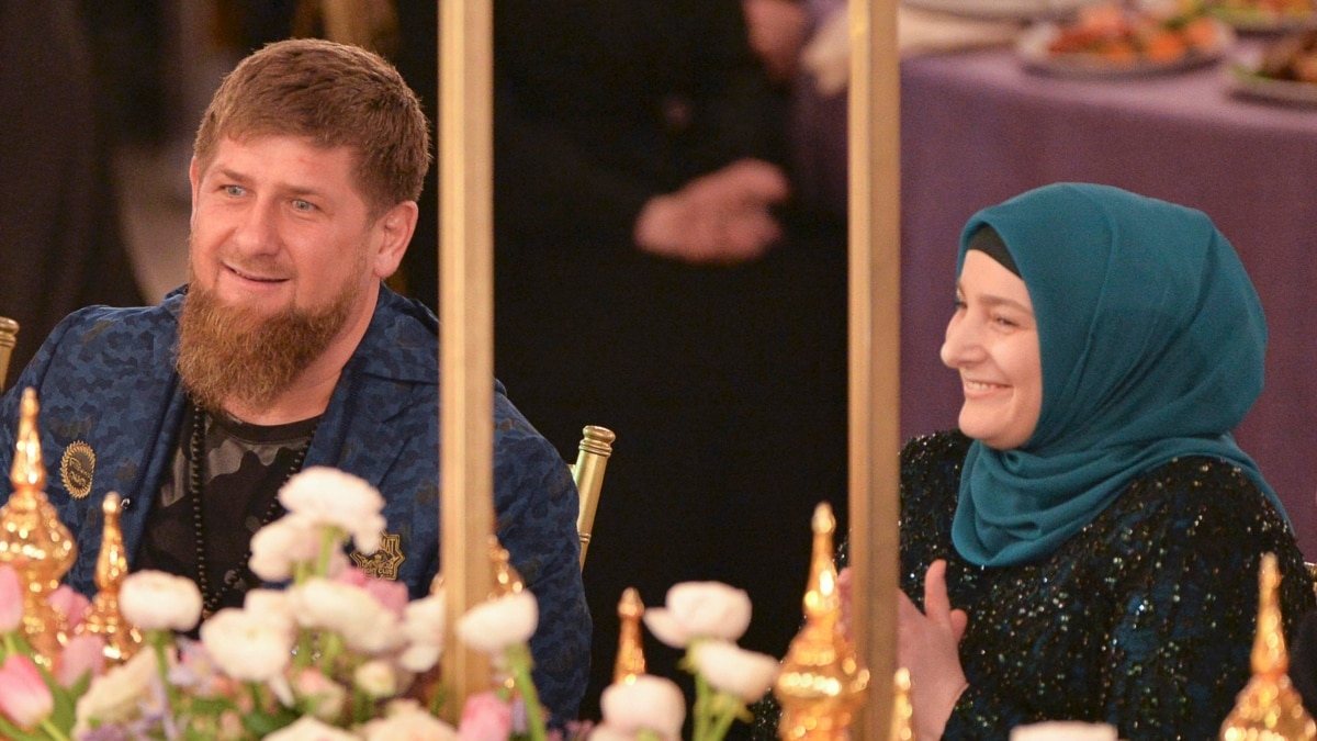 За укрепление института семьи: Путин присвоил жене Кадырова звание 