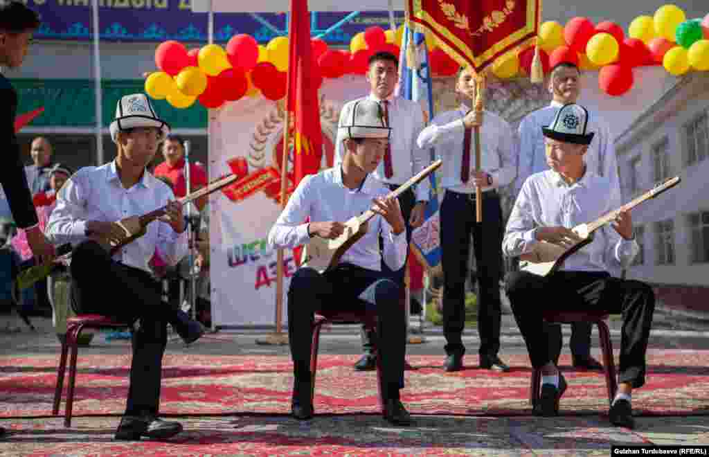 Майрамдык салтанатта жогорку класстын окуучулары ыр ырдап, мектеп босогосун жаңы аттаган окуучуларды тосуп алды.&nbsp;