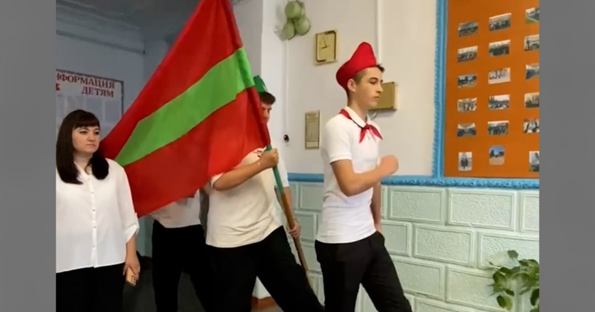 School Kids Forced To Fly Separatist Flag In Moldova's Breakaway Transdniester Region