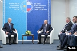 Касым-Жомарт Токаев (слева) и Владимир Путин на форуме в Омске. 27 июля 2026 года