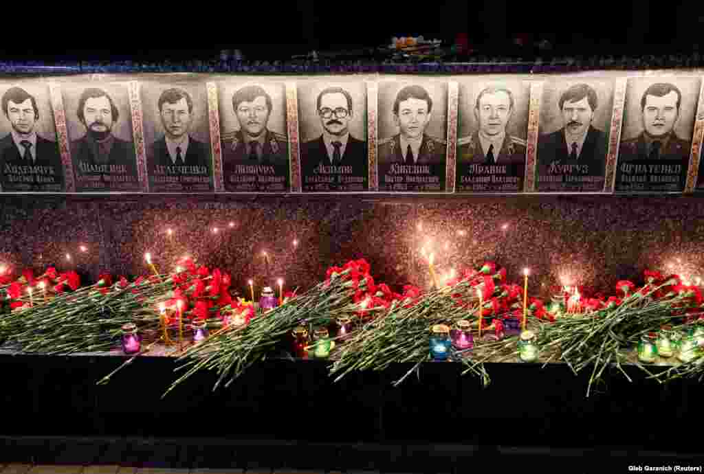 Memorialul din Slavutîci. Flori în fața pozelor pompierilor și lucrătorilor care au murit în explozia de la Cernobîl