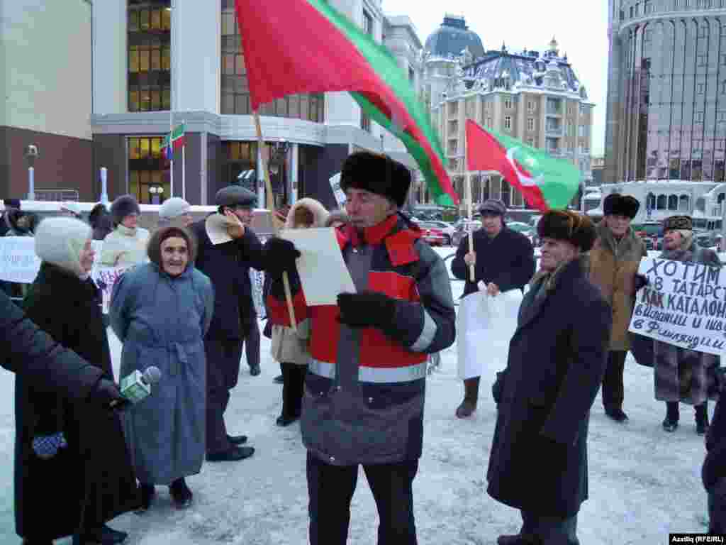 Казан пенсионерлары юл ташламасын кайтаруны таләп итеп митингка чыкты.