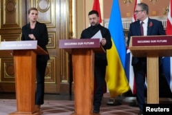 Premierul danez Mette Frederiksen, preșeidntele ucrainean Volodimir Zelenski și premierul britanic Keir Starmer