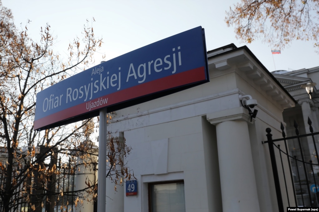 Tabela "Rrugica e Viktimave të Agresionit Rus" u instalua përpara Ambasadës Ruse në Varshavë të Polonisë.