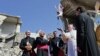 حضور پاپ بر ویرانه‌های کلیسایی در موصل برای دیدار با هوادارانش در شمال عراق