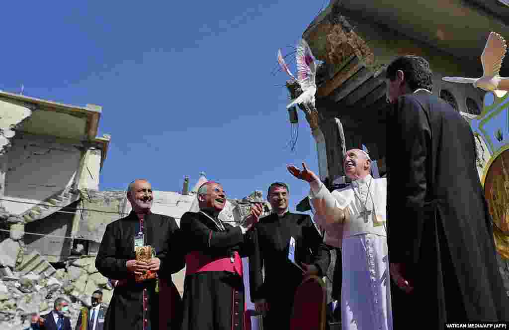 Папа Франциск випускає білого голуба на площі біля руїн сирійської католицької церкви Непорочного зачаття (ат-Тахіра-ль-Кубра) в старому місті Мосула на півночі Іраку