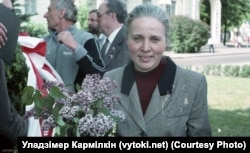 Мая Кляшторная сярод прадстаўнікоў БНФ “Адраджэньне” падчас ўскладаньня кветак да помніка на плошчы Перамогі. Менск, 9 траўня 1990. Фота: Уладзімер Кармілкін