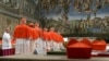 Fotografie distribuită de biroul de presă al Vaticanului care arată cardinalii stând la coadă în Capela Sixtină pentru a jura pe Biblie că nu vor dezvălui niciodată secretele deliberărilor lor înainte de începerea conclavului. 12 martie 2013.