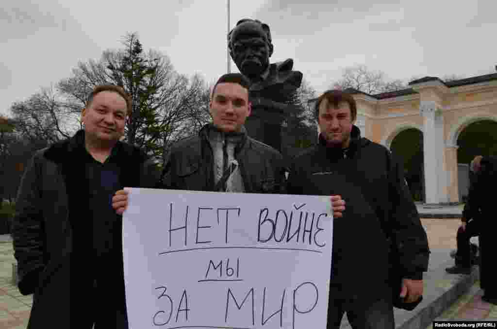 2 марта 2014 года активисты Андрей Щекун и Эскендер Бариев вышли на митинг протеста