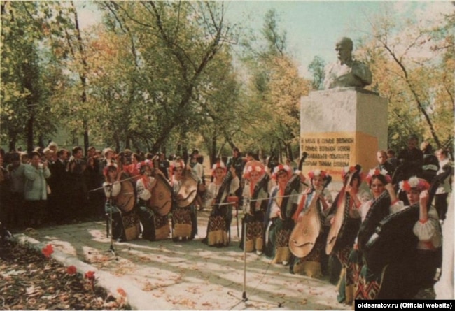 Жовтий Клин. Фестиваль української культури. Виступ бандуристок біля пам'ятника Тарасу Шевченку в селищі міського типу Самійлівка Саратовської області. Фото до 2001 року