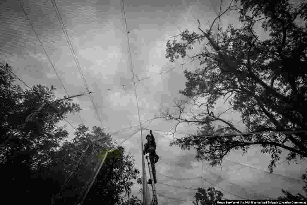 «Антидронові сітки не є панацеєю, тобто на 100% вони не захистять від FPV-дрона, але я б сказав, що відсотків 20-30 – це важливо», – каже офіцер полку безпілотних систем Kraken Єгор Фірсов. «Тобто відсотків 50 я віддав би РЕБу, відсотків 20-30 – сіткам і відсотків 20 – інші заходи», –додав військовий.Фото пресслужби 24 ОМБр