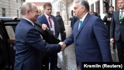 Liderul de la Kremlin, Vladimir Putin, este întâmpinat la Budapesta de premierul ungar Viktor Orban, care afirmă o colaborare apropiată cu Rusia în anumite domenii