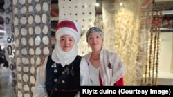 Нуржамал Асангулова эжеси Айдай Асангулова менен.