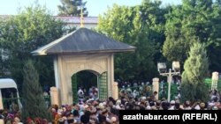 Aşgabadyň "Ärtogrul gazy" metjidinde okalan baýram namazyna müňlerçe adam gatnaşdy. 4-nji iýun, 2019-njy ýyl