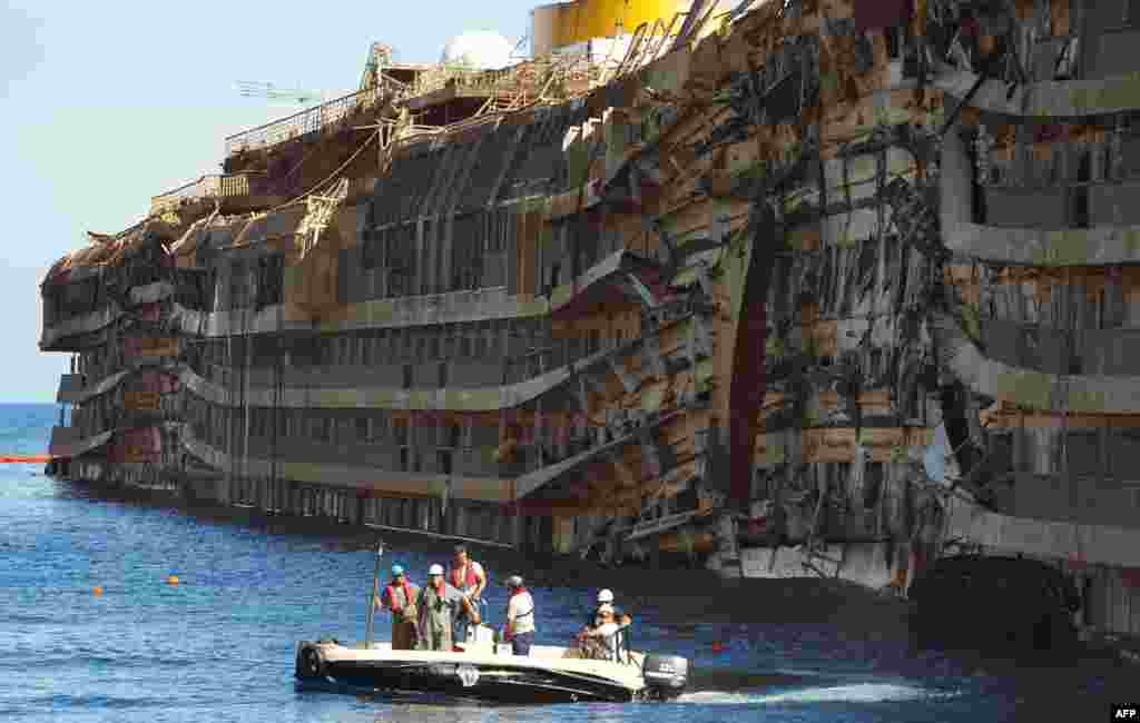 Epava vasului de pasageri Costa Concordia, eşuat anul trecut, în largul coastelor toscane, lângă insula Giglio, a fost adusă pe linia de plutire.