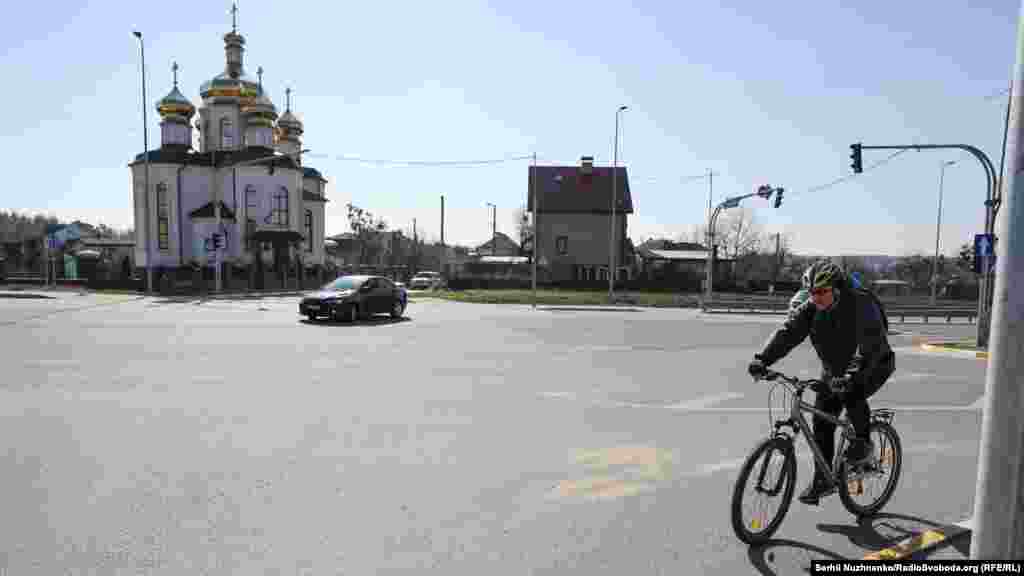 Романівка, передмістя Ірпеня, на першому фото люди під час евакуації з охопленого війною міста.Ліворуч фото від 7 березня 2022, праворуч – березень 2025 року