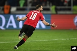 Ника Квеквескири из Грузии забил четвёртый гол своей команды в серии пенальти в конце футбольного матча плей-офф отборочного турнира Евро-2024 между Грузией и Грецией. 26 марта 2024 года