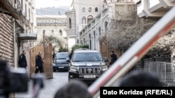 საპატრიარქოში დილიდან მივიდნენ მღვდელმთავრები პატრიარქობის სამი კანდიდატის გამოსარჩევად.