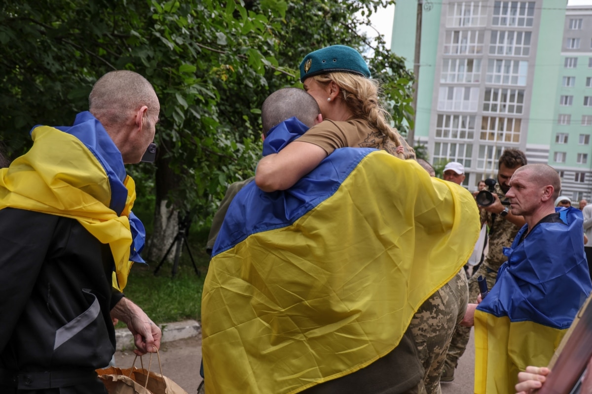Із полону РФ повернули військових та медиків з Маріуполя. Перші емоції (фотогалерея)